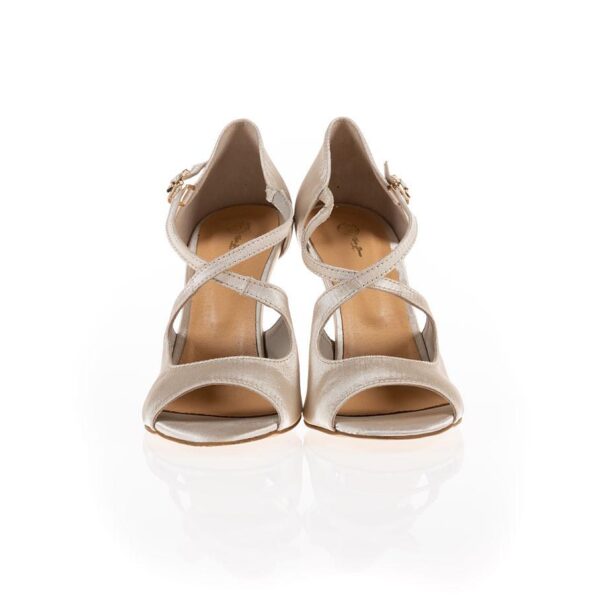 Aurelia Nute (4) Aurelia Nute (4)